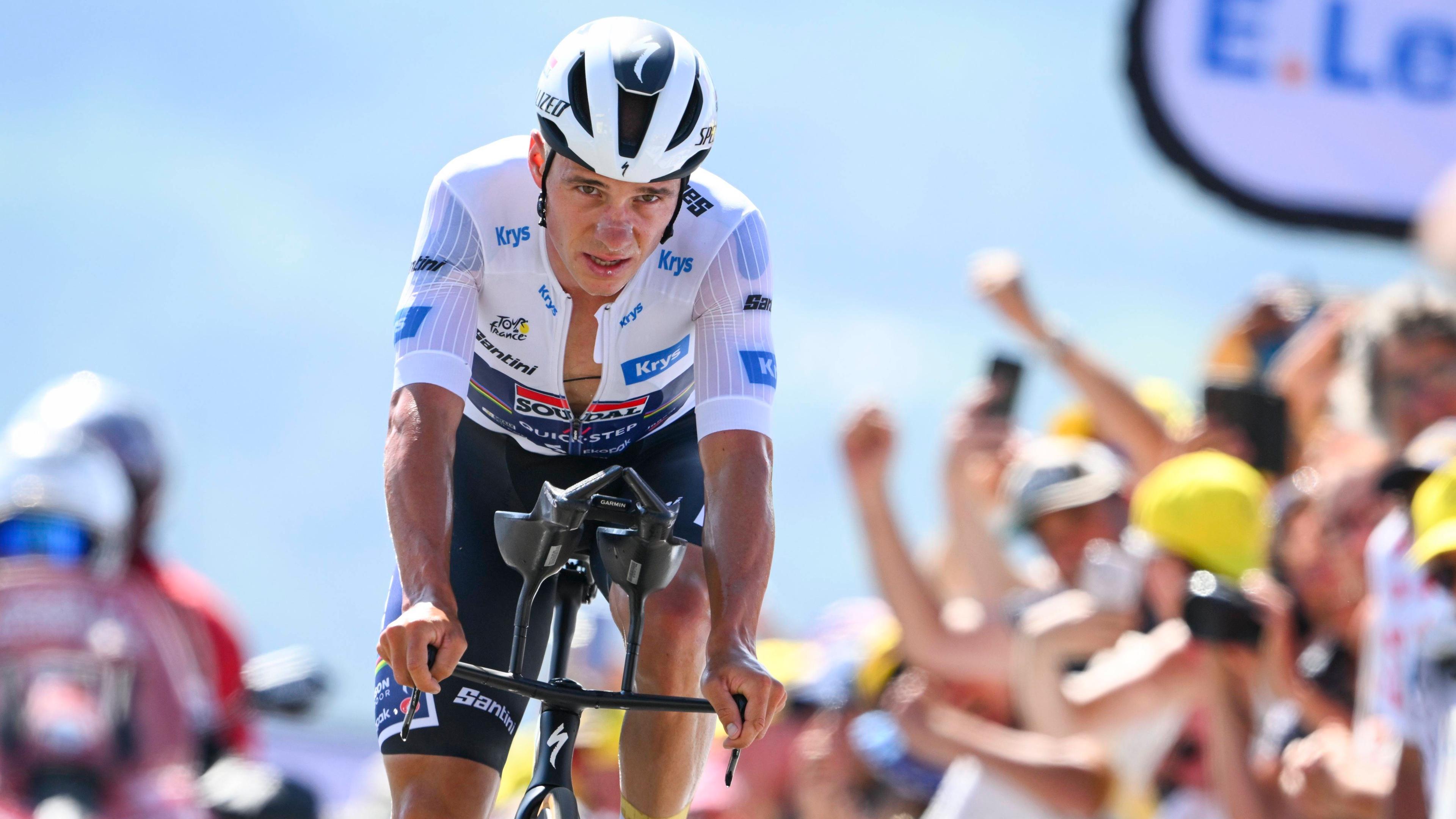 Der Belgier Remco Evenepoel schaut angestrengt bei Etappe 13 der Tour de France.