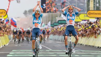 Romain Bardet vom Team DSM-Firmenich PostNL gewinnt die erste Etappe der Tour de France am 29.06.2024.