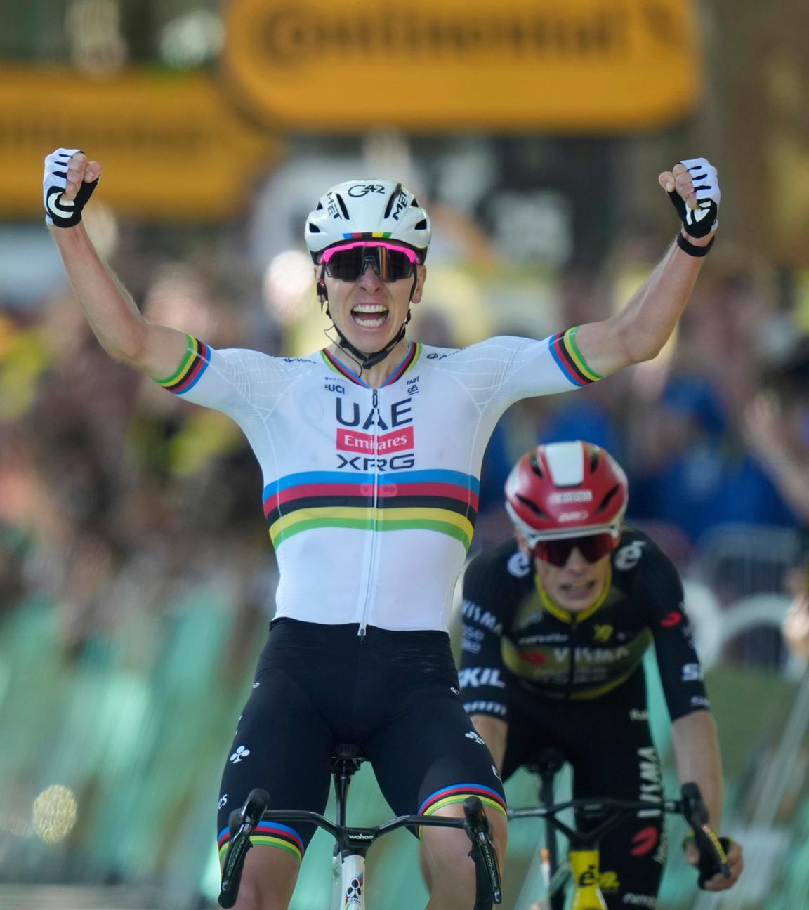 Frankreich, Rouen: Radsport: UCI WorldTour - Tour de France, Amiens Metropole - Rouen (174,20 km), 4. Etappe. Der Slowene Tadej Pogacar, rechts, feiert beim Überqueren der Ziellinie seinen Sieg.