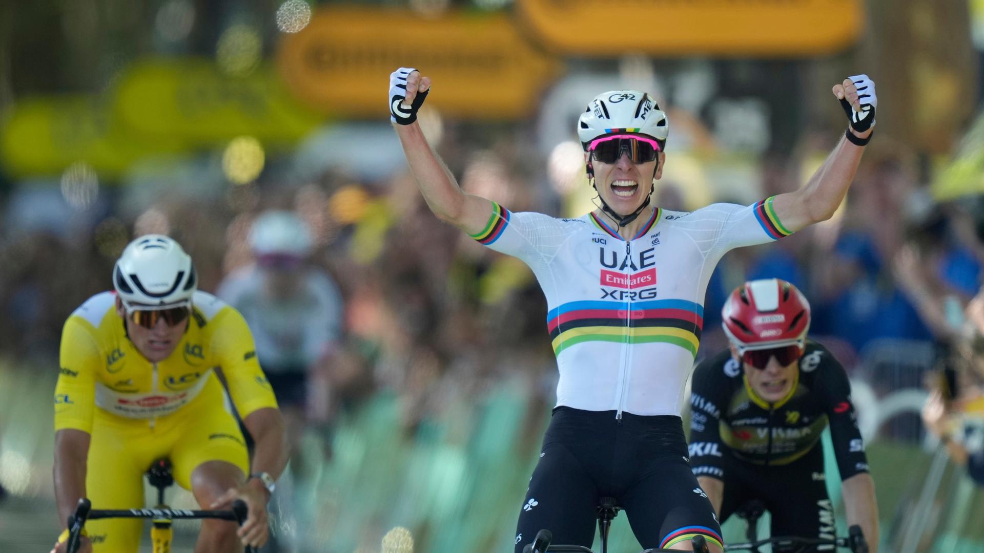 Frankreich, Rouen: Radsport: UCI WorldTour - Tour de France, Amiens Metropole - Rouen (174,20 km), 4. Etappe. Der Slowene Tadej Pogacar, rechts, feiert beim Überqueren der Ziellinie seinen Sieg.