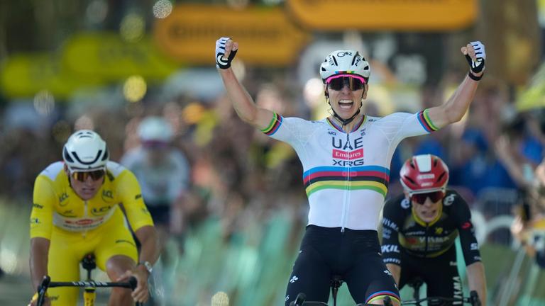Frankreich, Rouen: Radsport: UCI WorldTour - Tour de France, Amiens Metropole - Rouen (174,20 km), 4. Etappe. Der Slowene Tadej Pogacar, rechts, feiert beim Überqueren der Ziellinie seinen Sieg.