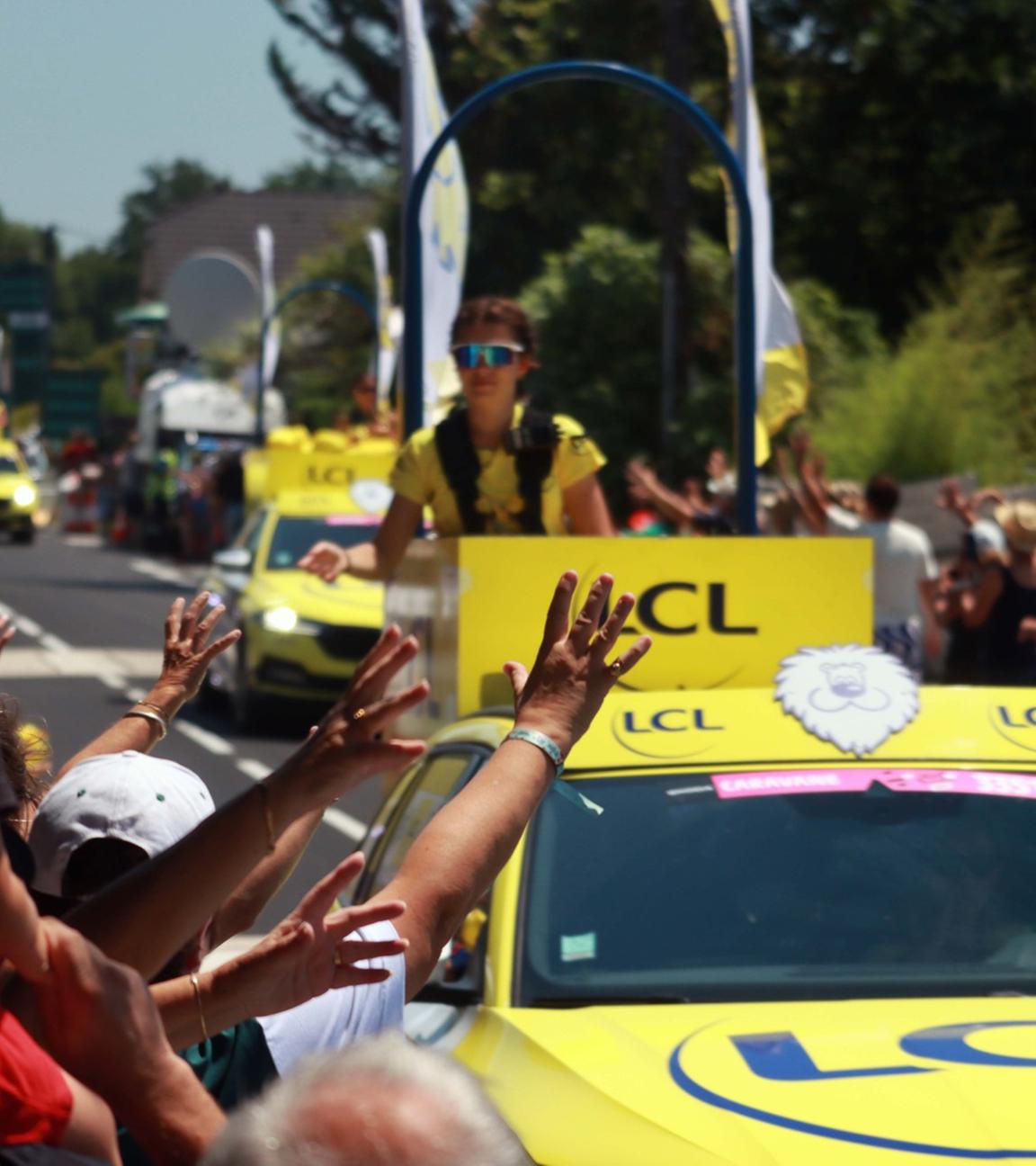 Tourkarawane bei der Tour de France 2025.