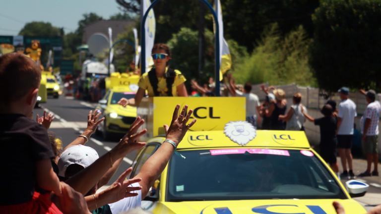 Tourkarawane bei der Tour de France 2025.