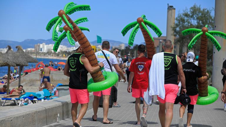 Tourismus auf Mallorca - Menschen laufen zu einem Strand