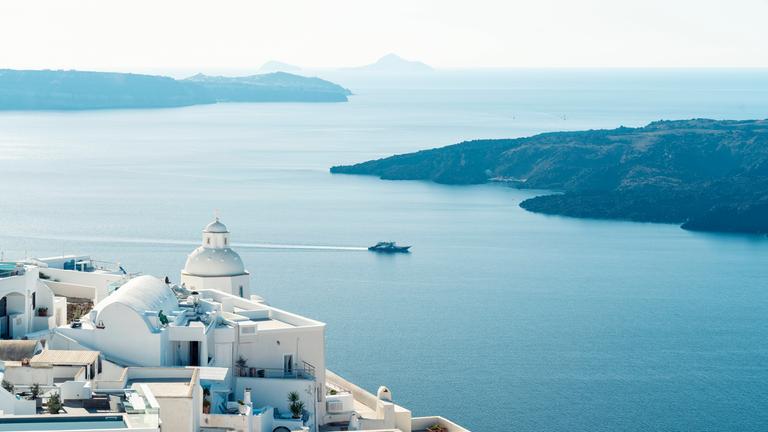 Blick auf Fira in Santorini, Griechenland bei Sonnenaufgang mit weißer Architektur und dem Ägäischen Meer am 05.02.2025.