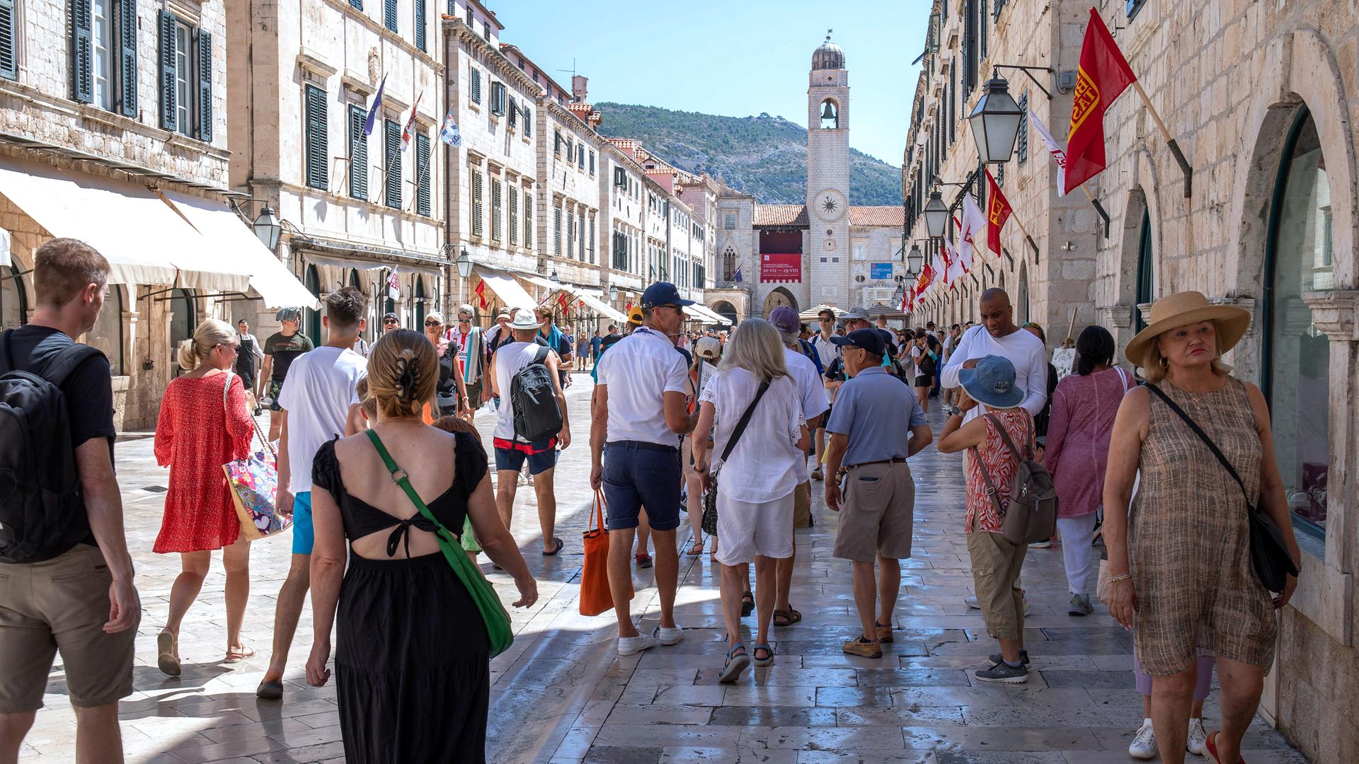 Touristen in der Altstadt von Dubrovnik