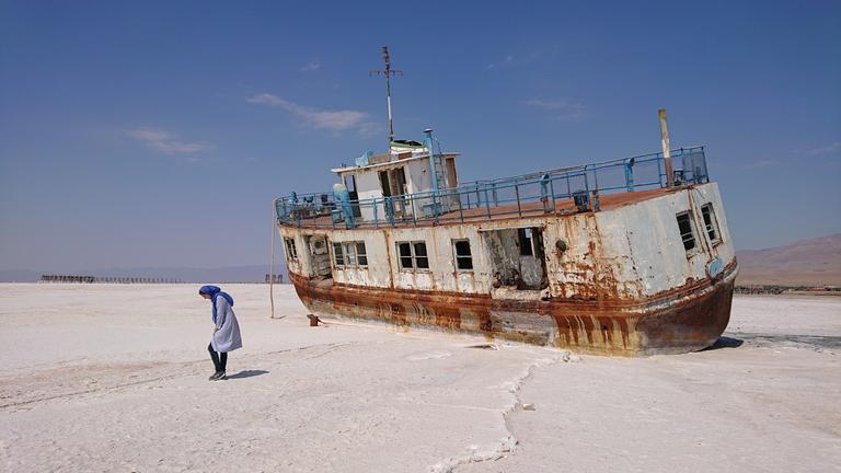 Das gestrandete Touristenschiff "Arche Noah" nahe der Hafenstadt Sharafkhaneh im Nordosten des Urmiasees