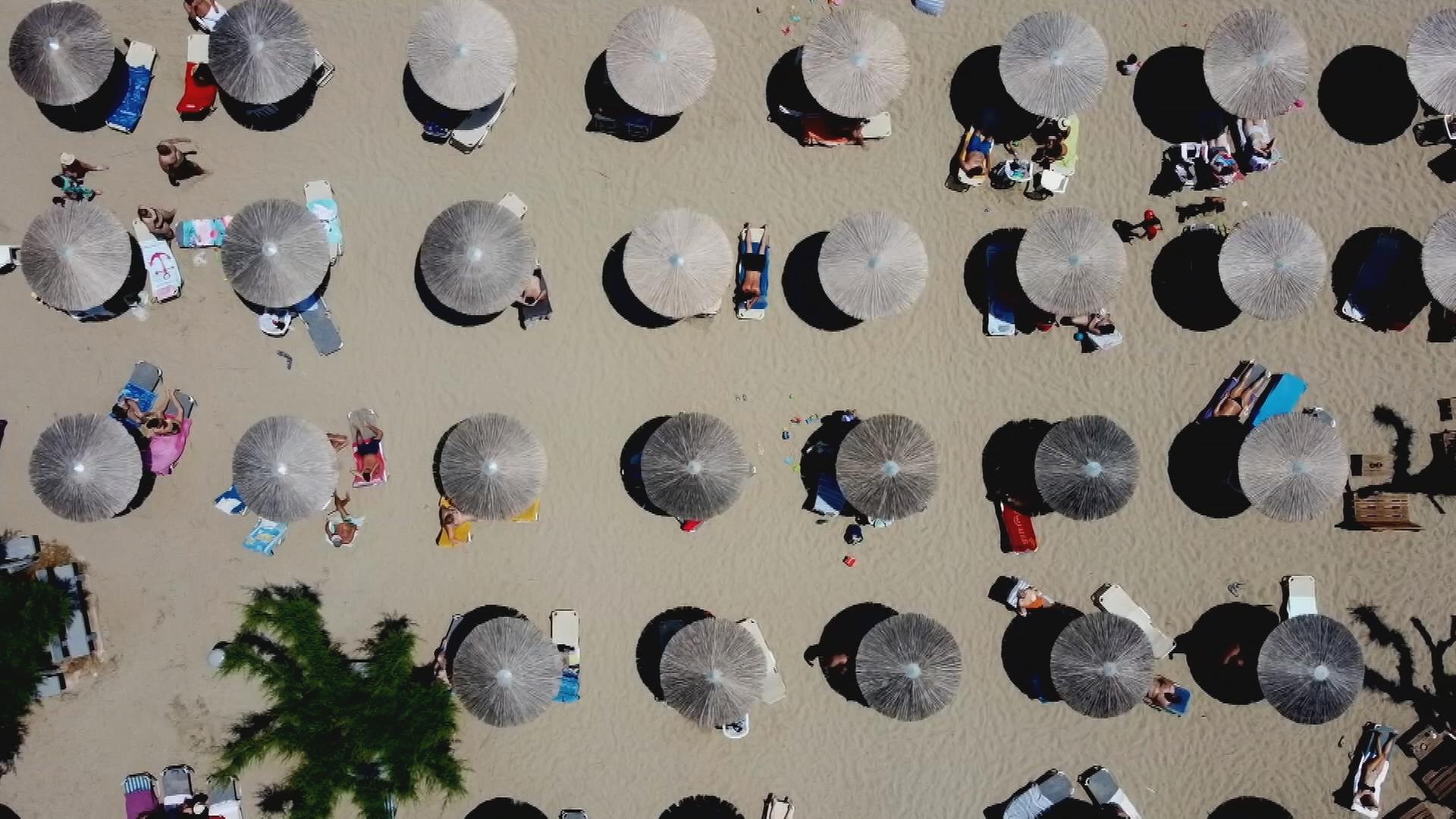 Strand mit Sonnenschirmen