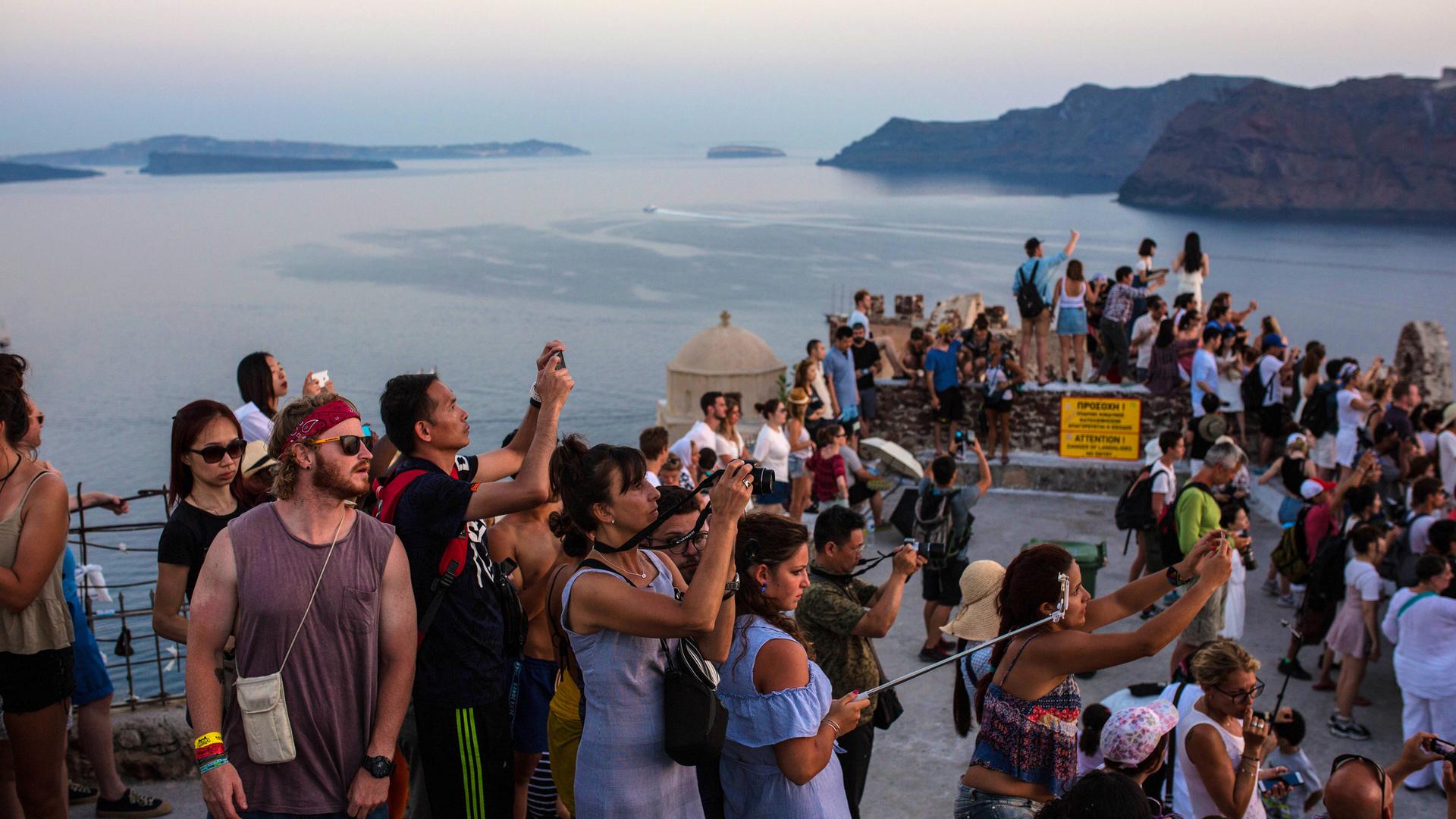 Archiv: Touristen in Griechenland fotografieren Sonnenuntergang