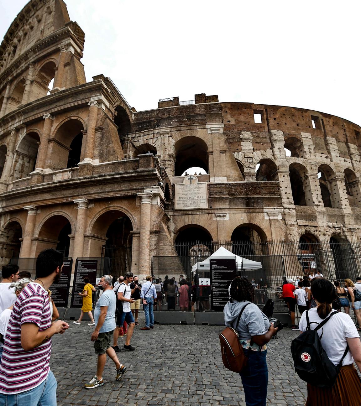 Touristen vor dem Kolosseum in Rom