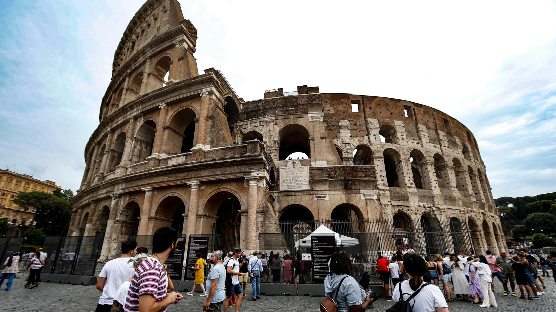 Touristen vor dem Kolosseum in Rom