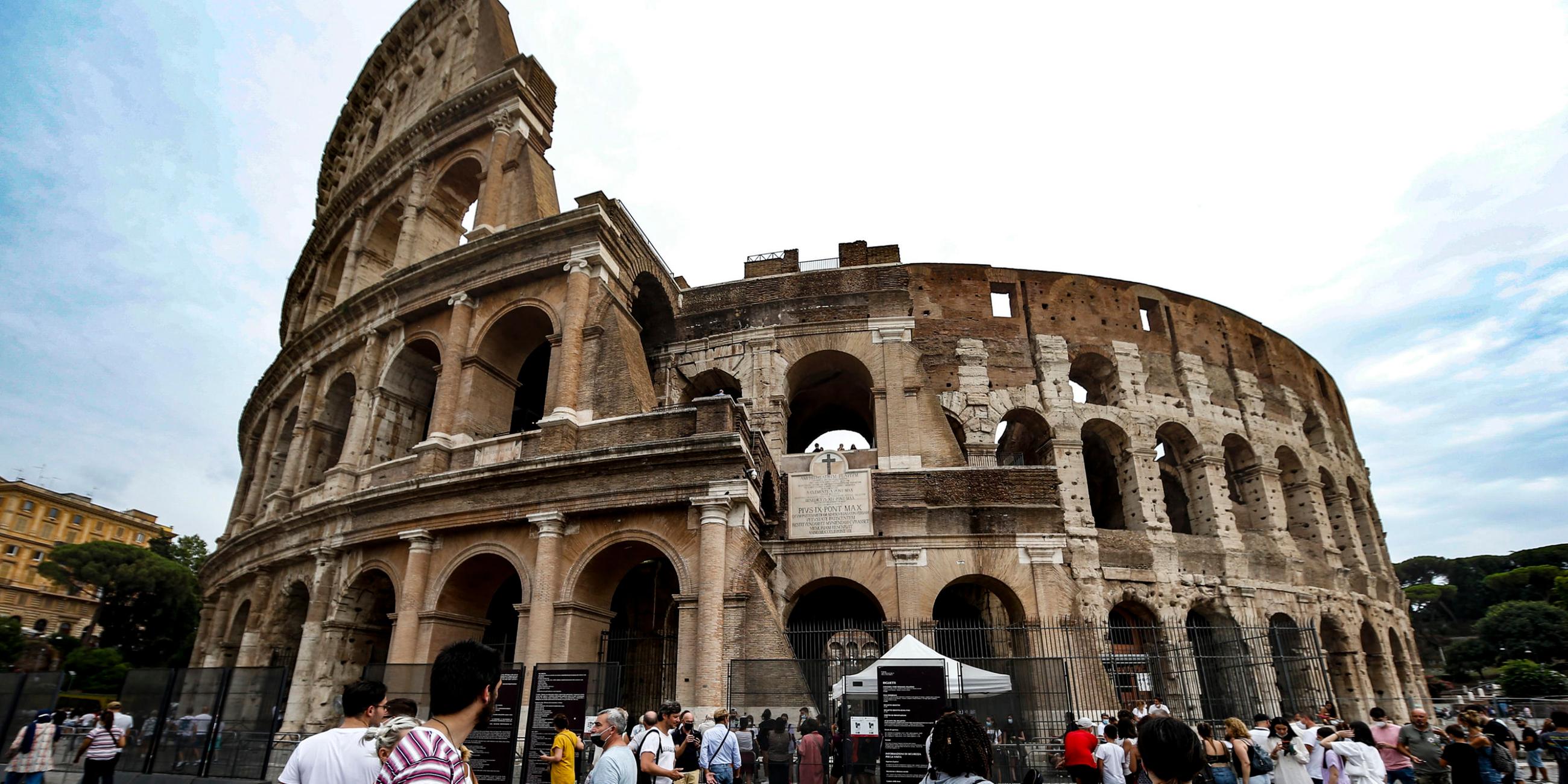 Touristen vor dem Kolosseum in Rom