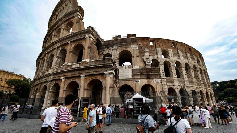 Touristen vor dem Kolosseum in Rom