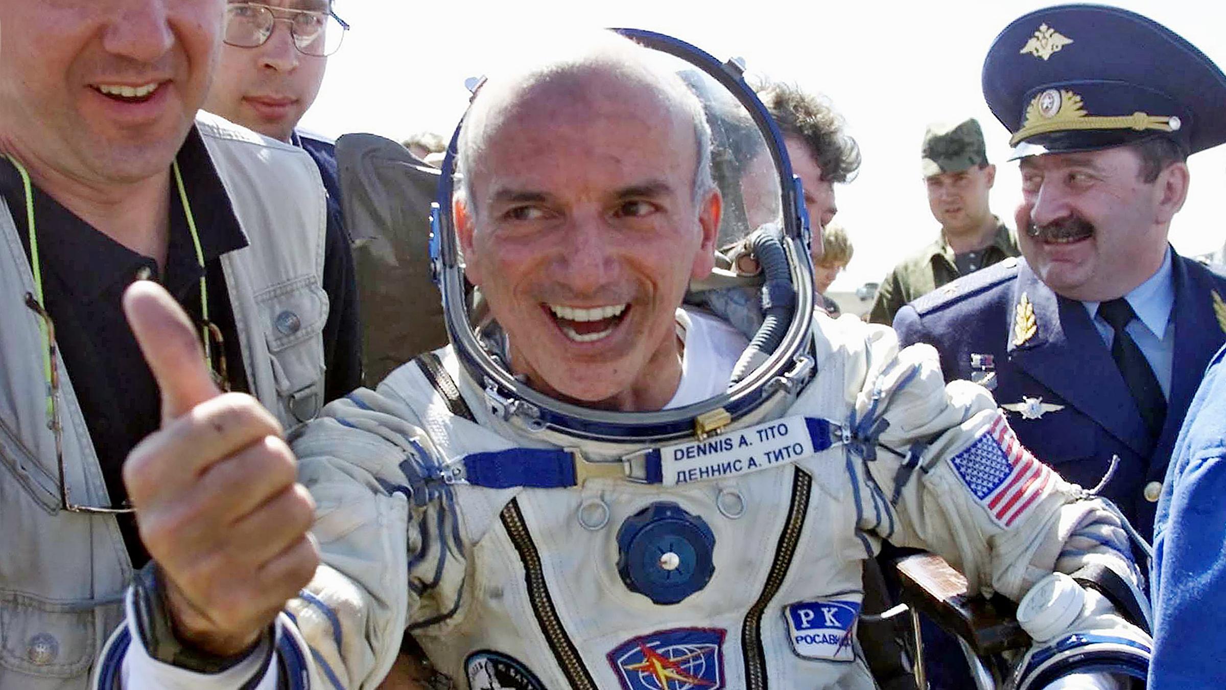 Archiv: Dennis Tito nach der Landung. Aufgenommen am 06.05.2001