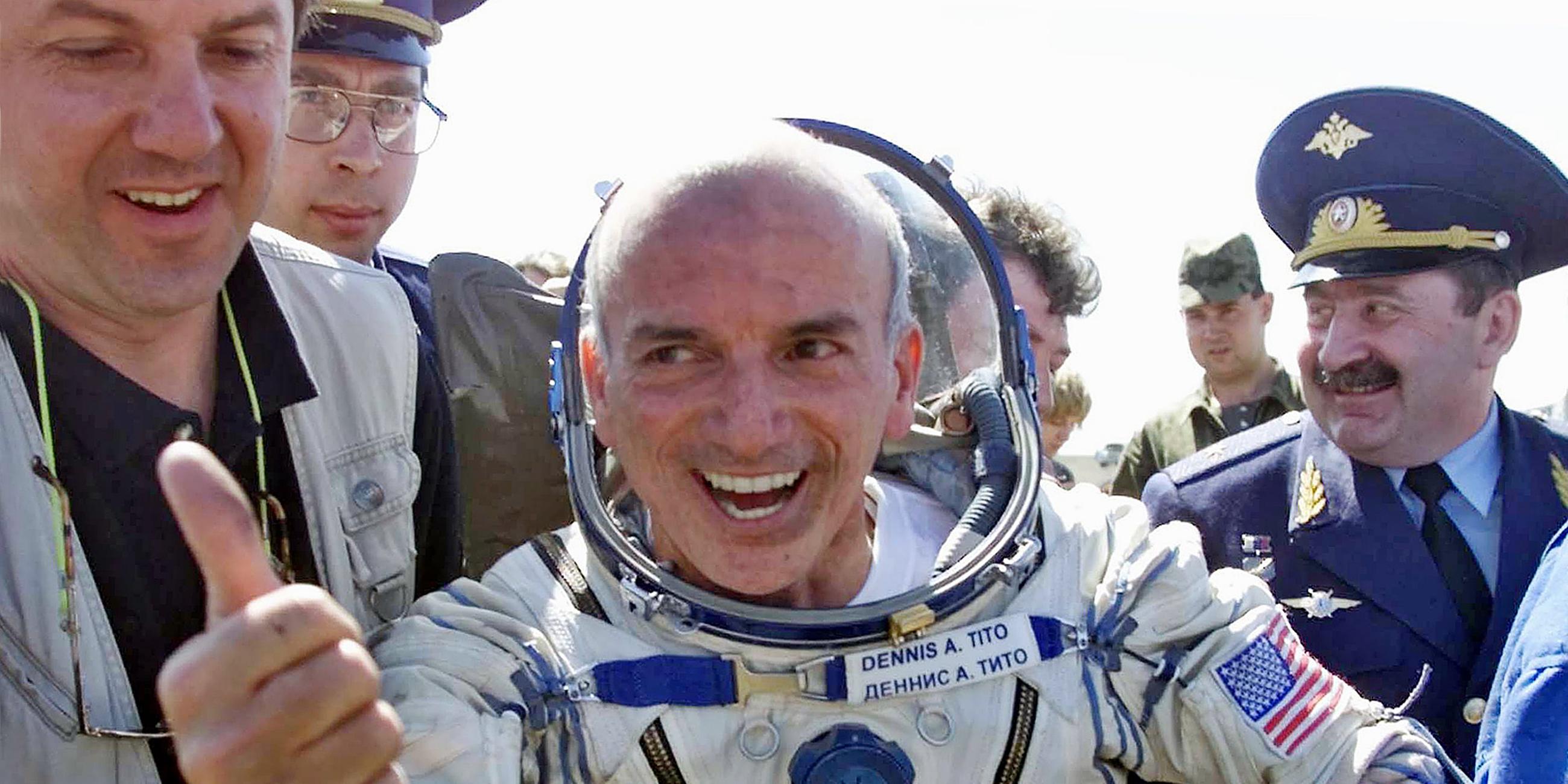 Archiv: Dennis Tito nach der Landung. Aufgenommen am 06.05.2001