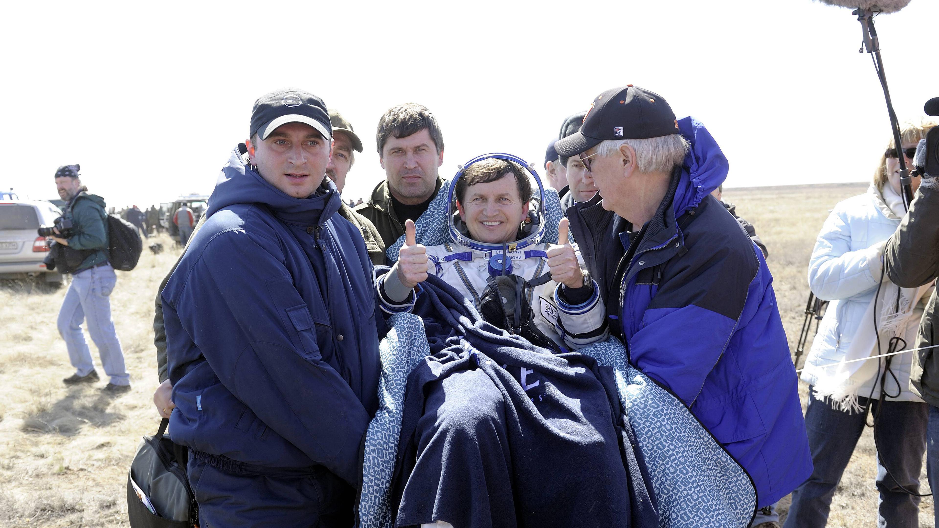 Archiv: Astronaut Charles Simonyi wird nach der Landung mit der Sojus TMA-13-Kapsel betreut, aufgenommen am 08.04.2009