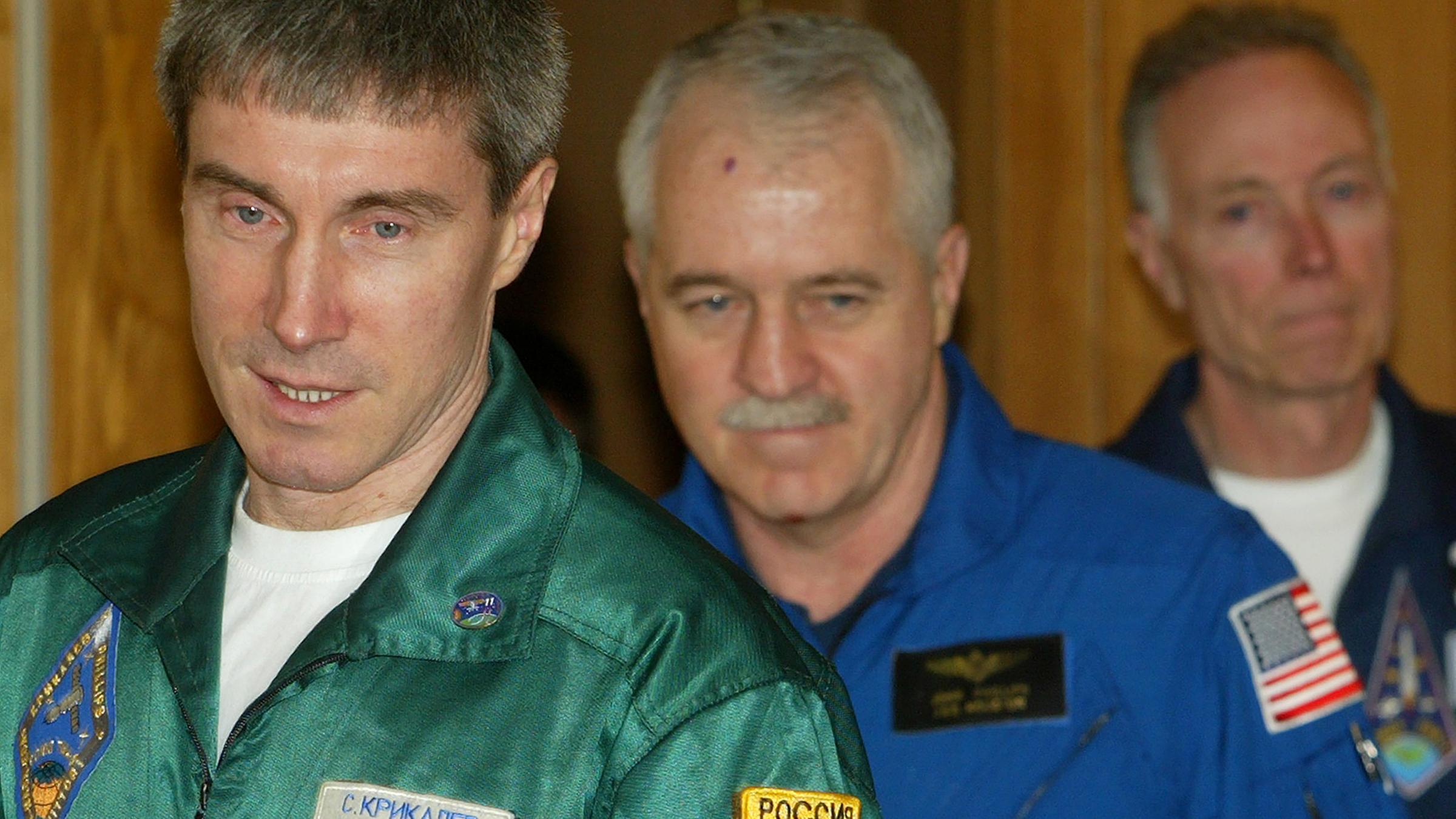 Archiv: Der russische Kosmonaut Sergei Krikalev (l), U.S. Astronaut John Phillips (m) und U.S. Millionär Gregory Olsen (r), aufgenommen am 13.10.2005