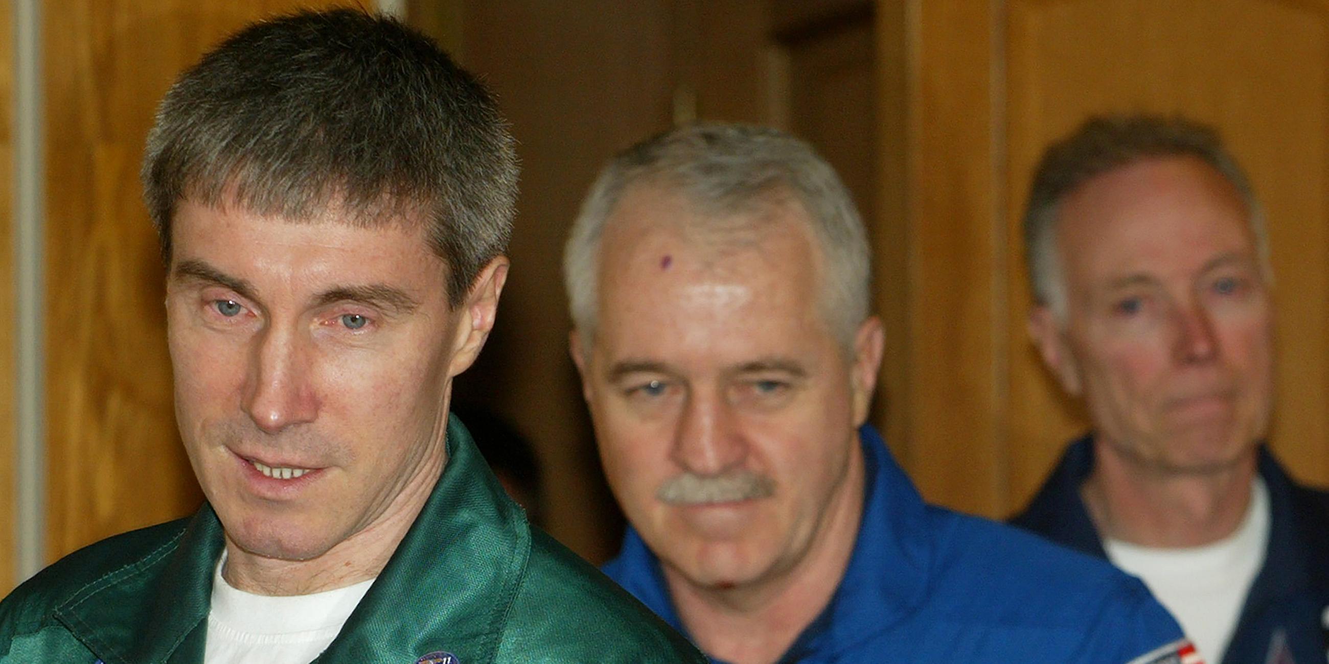 Archiv: Der russische Kosmonaut Sergei Krikalev (l), U.S. Astronaut John Phillips (m) und U.S. Millionär Gregory Olsen (r), aufgenommen am 13.10.2005