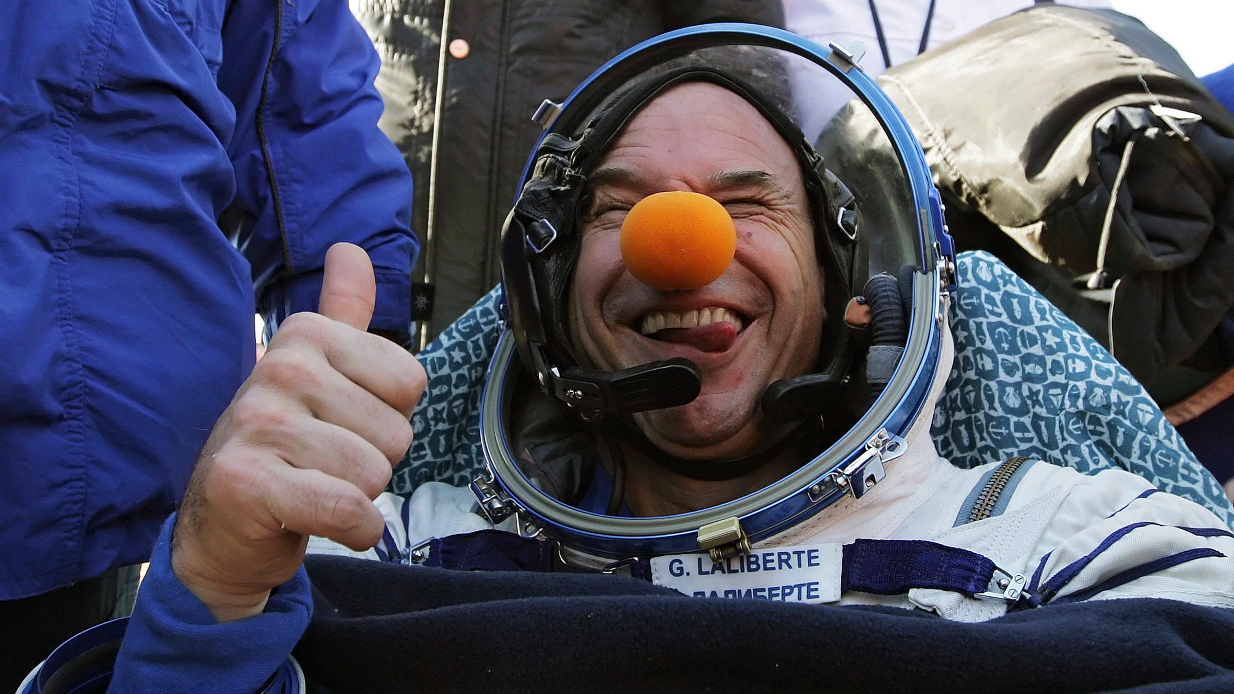 Archiv: Guy Laliberté nach der Landung, aufgenommen am 11.10.2009