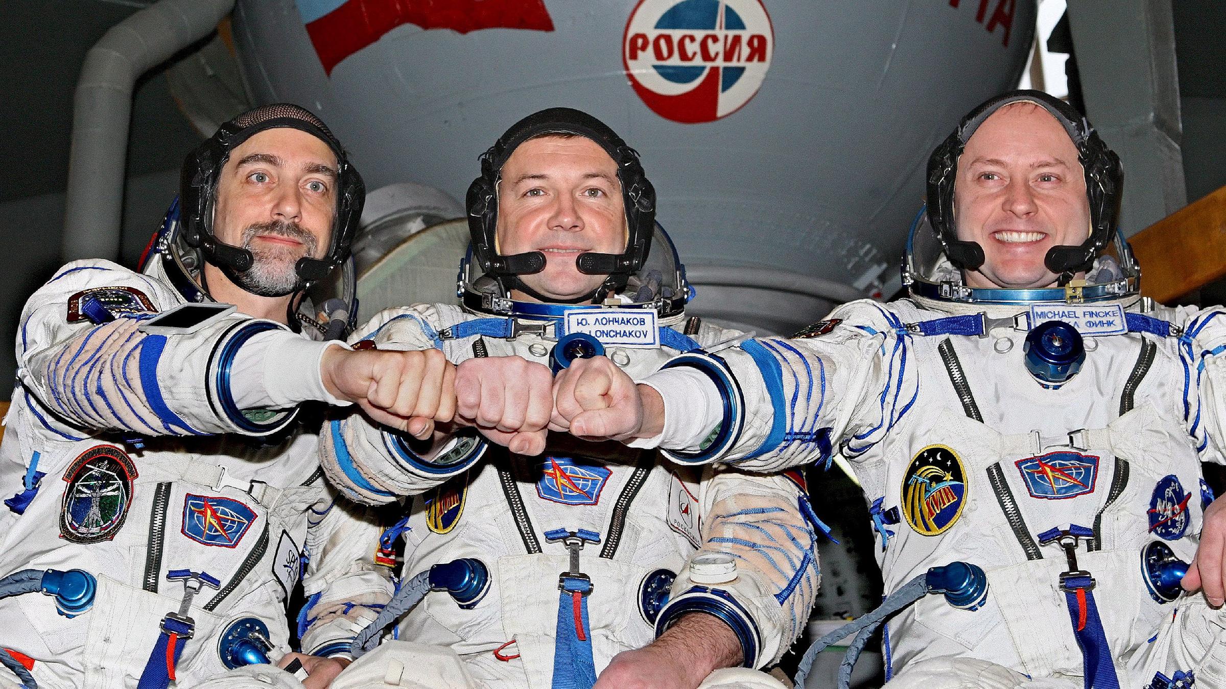 Archiv: Richard Garriott (l), Yuriy Lonchakov (m) und Michael Fincke (r), aufgenommen am 19.09.2008