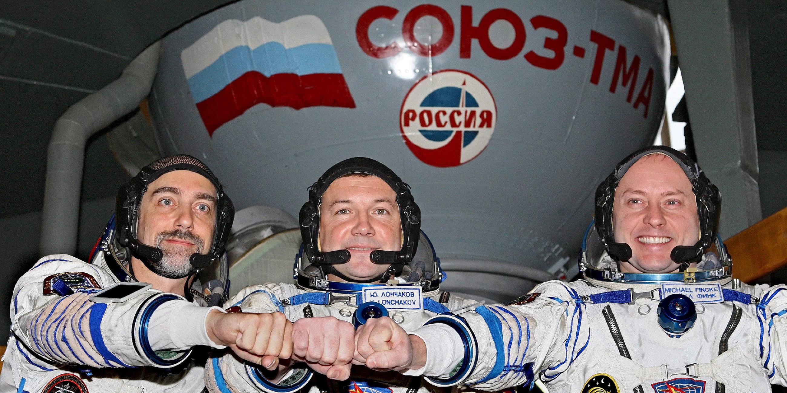 Archiv: Richard Garriott (l), Yuriy Lonchakov (m) und Michael Fincke (r), aufgenommen am 19.09.2008