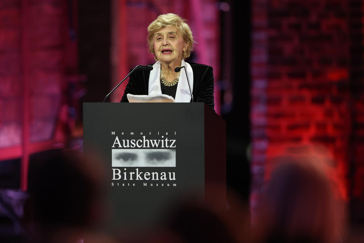 Die Holocaust-Überlebende Tova Friedman hält eine Rede bei einer Zeremonie zum Gedenken an den 80. Jahrestag der Befreiung des ehemaligen deutschen Nazi-Konzentrations- und Vernichtungslagers Auschwitz-Birkenau
