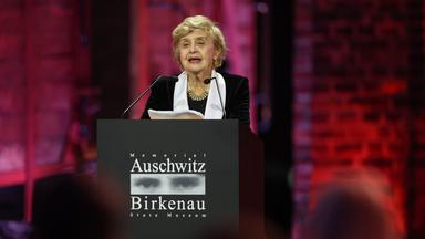 Die Holocaust-Überlebende Tova Friedman hält eine Rede bei einer Zeremonie zum Gedenken an den 80. Jahrestag der Befreiung des ehemaligen deutschen Nazi-Konzentrations- und Vernichtungslagers Auschwitz-Birkenau