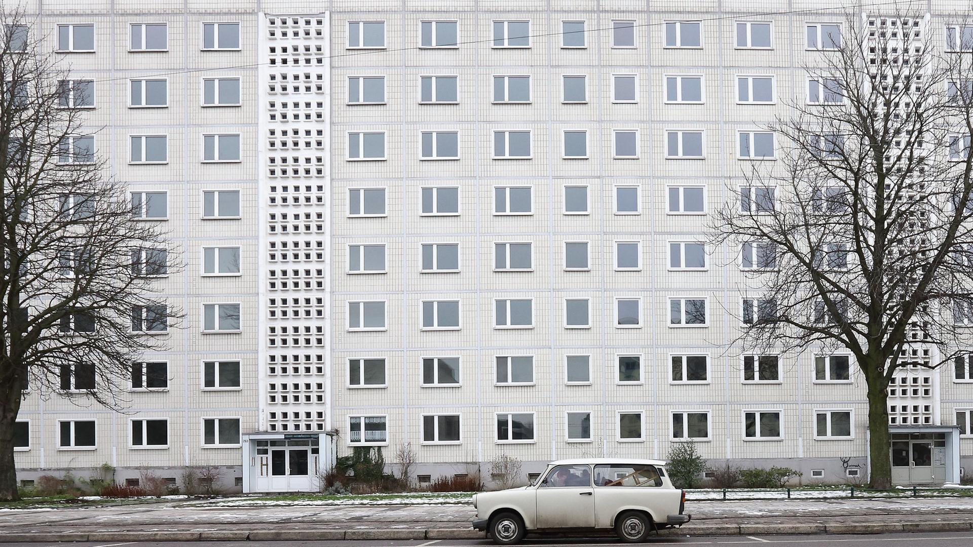 Parken vor dem Plattenbau