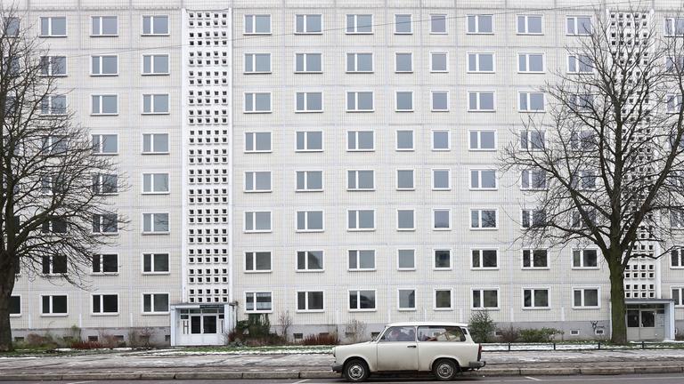 Parken vor dem Plattenbau