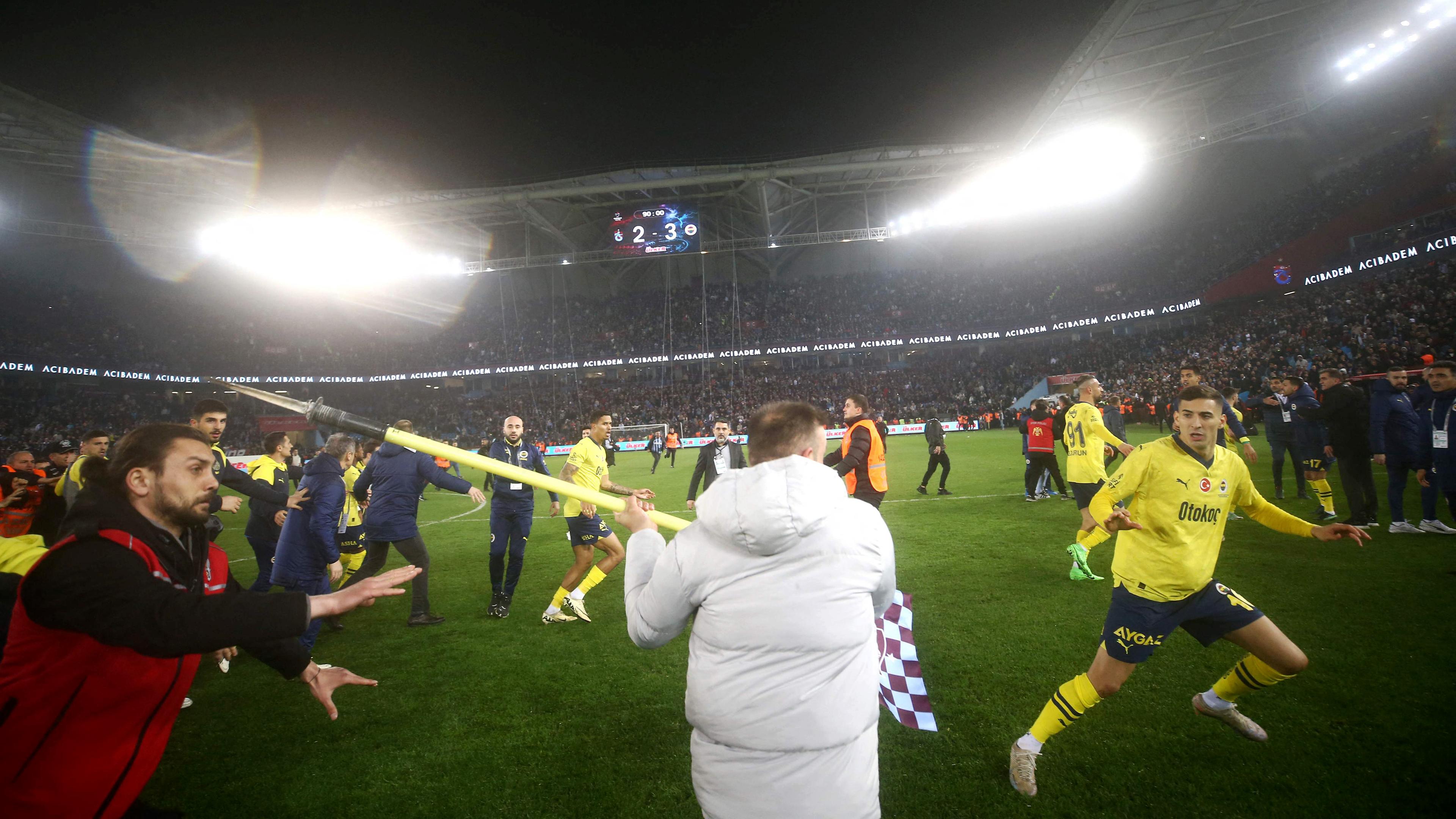 Spieler von Fenerbahce werden während des Spiels von gegnerischen Fans attackiert.