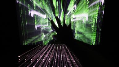 Foto eines Benutzers, der den Bildschirm eines Laptops berührt. Im letzten Jahr gingen bei Action Fraud mehr als 15.000 Meldungen über Hackerangriffe auf E-Mails und soziale Medien ein. 