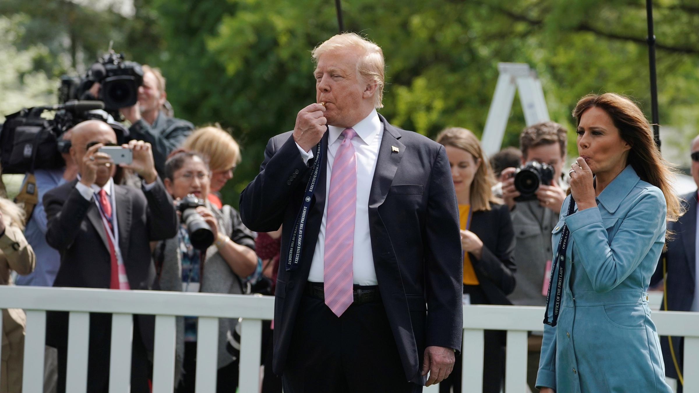 US-Präsident Trump und seine Frau Melania eröffnen das Ostereierrollen mit Pfeifen in Washington am 22.04.2019