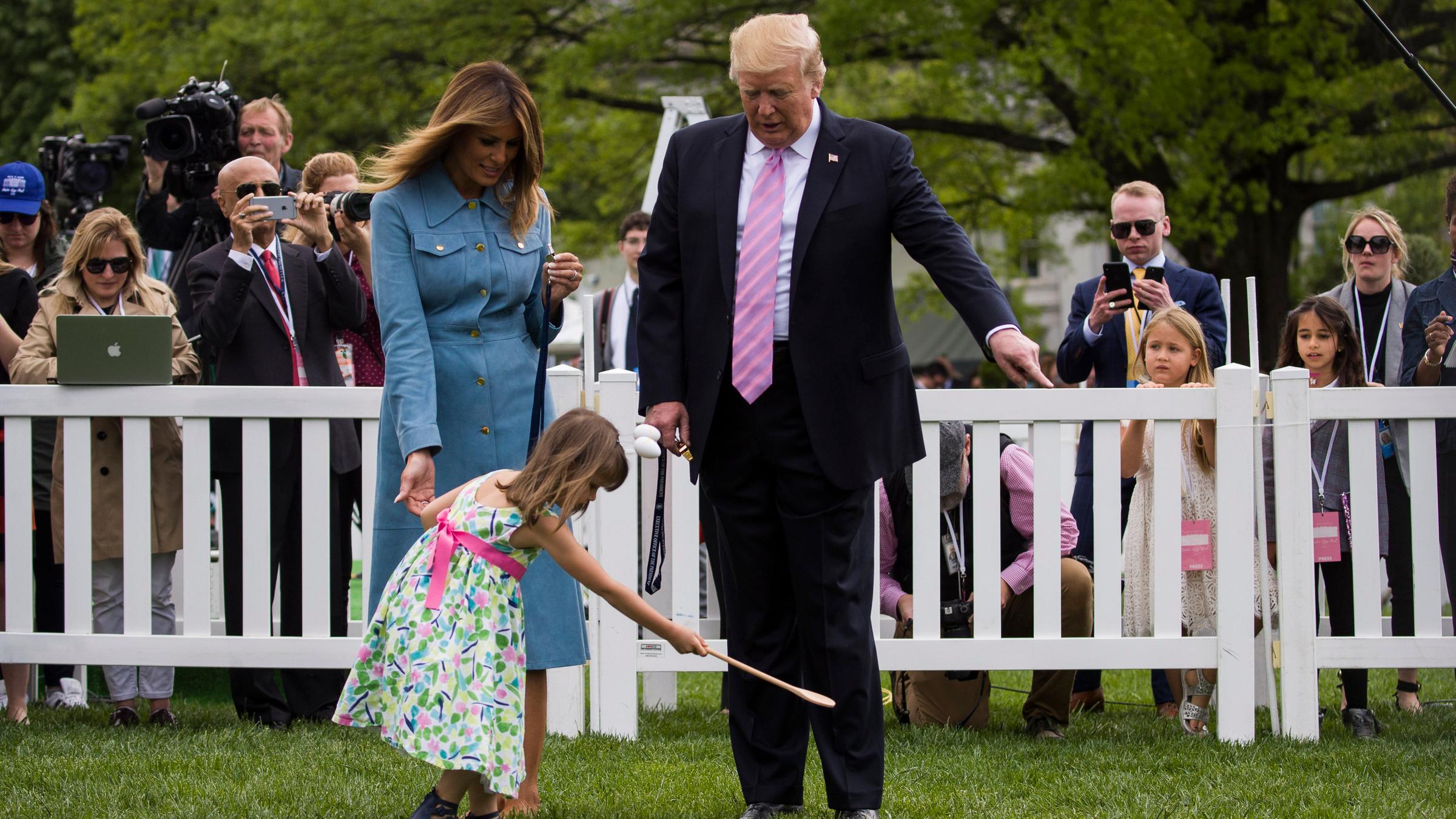 US-Präsident Trump und seine Frau Melania schauen einem Kind dabei zu, wie es am Ostereierrollen teilnimmt in Washington am 22.04.2019