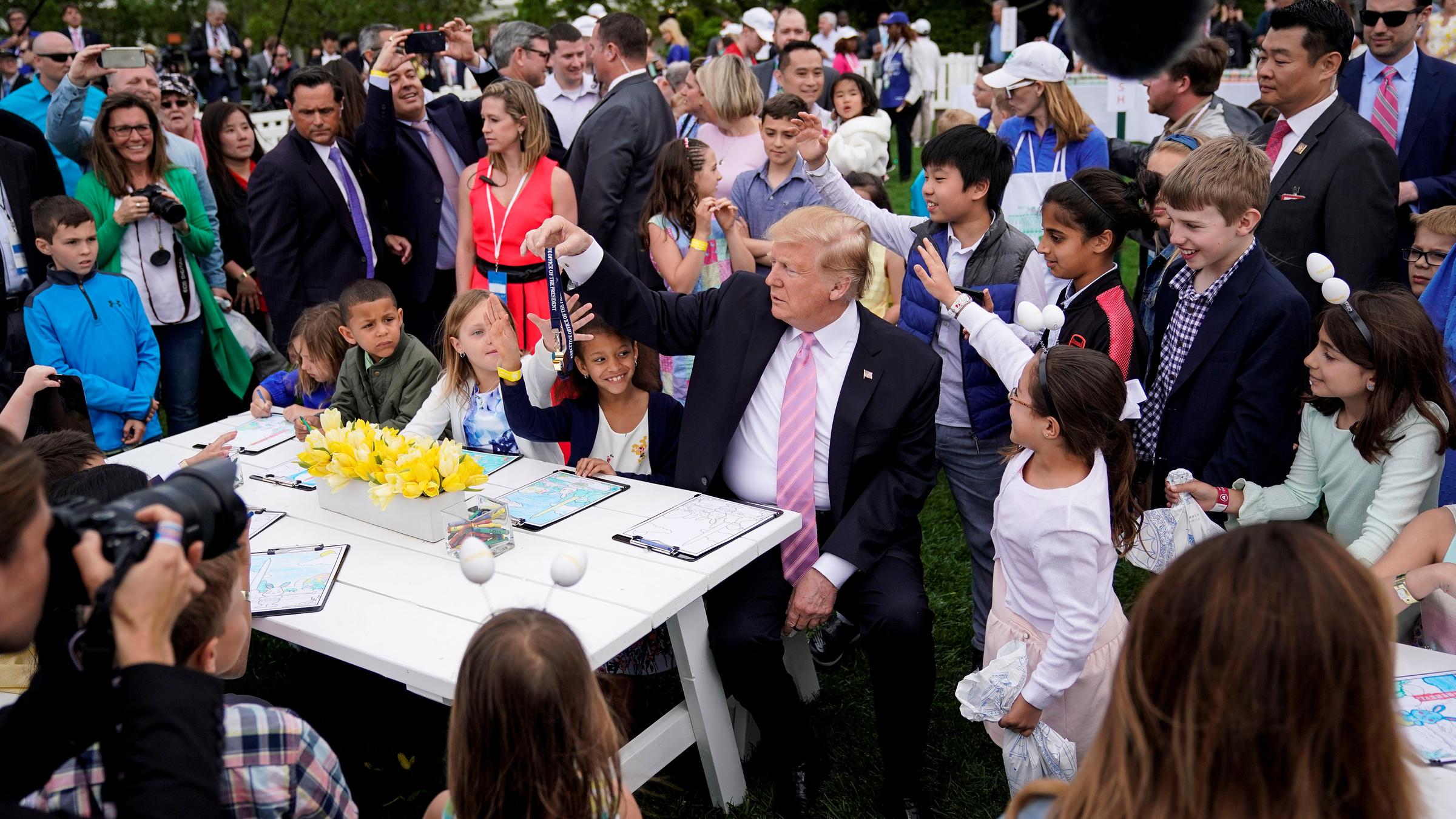 Trump bietet einem Kind seine Pfeife an während Bilder für Militärmitglieder gemalt werden in Washington am 22.04.2019