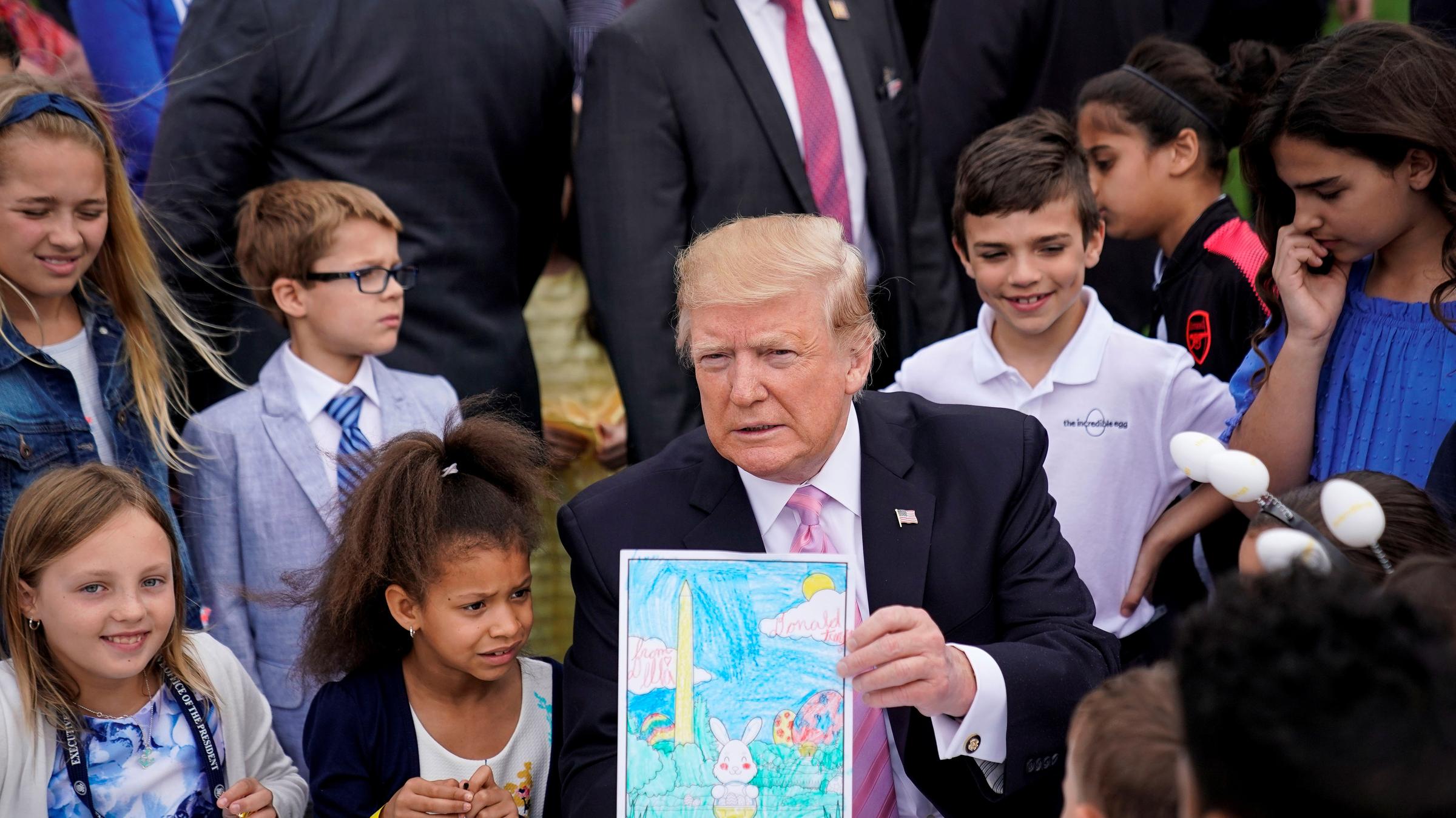 Trump hält ein gemaltes Bild für Militärmitglieder während des traditionellen Ostereierrollens in die Höhe in Washington am 22.04.2019