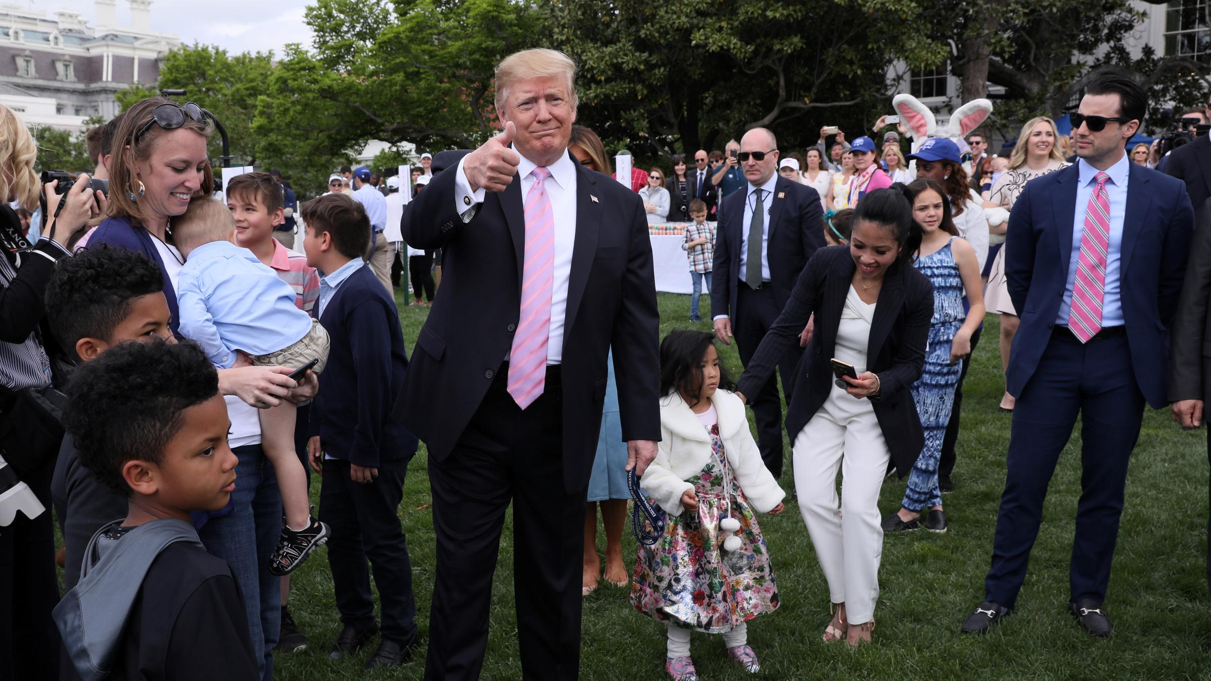 Trump zeigt ein "Daumen hoch" in die Menge in Washington am 22.04.2019