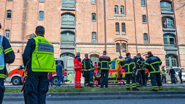 Einsatzkräfte der Feuerwehr sind auf einer Straße am Miniatur Wunderland im Einsatz