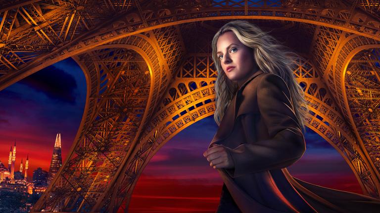 Imogen Salter schaut in die Kamera. Im Hintergrund sieht man den unteren Teil des Eiffelturms.