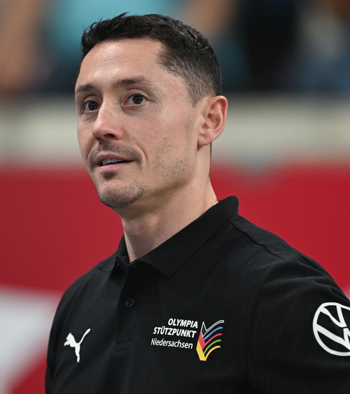 Trainer Andreas Toba beobachtet seinen Athleten Trebing am 02.08.2025 in Dresden bei der Deutschen Meisterschaft im Turnen.