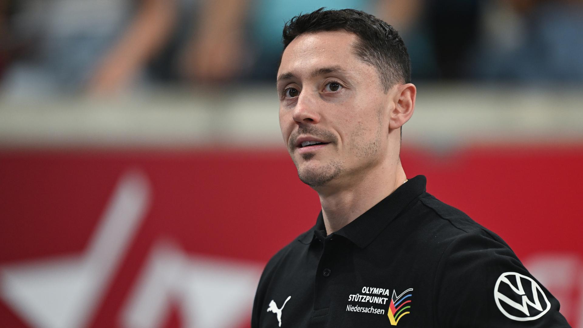 Trainer Andreas Toba beobachtet seinen Athleten Trebing am 02.08.2025 in Dresden bei der Deutschen Meisterschaft im Turnen.