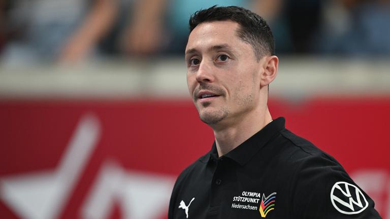 Trainer Andreas Toba beobachtet seinen Athleten Trebing am 02.08.2025 in Dresden bei der Deutschen Meisterschaft im Turnen.