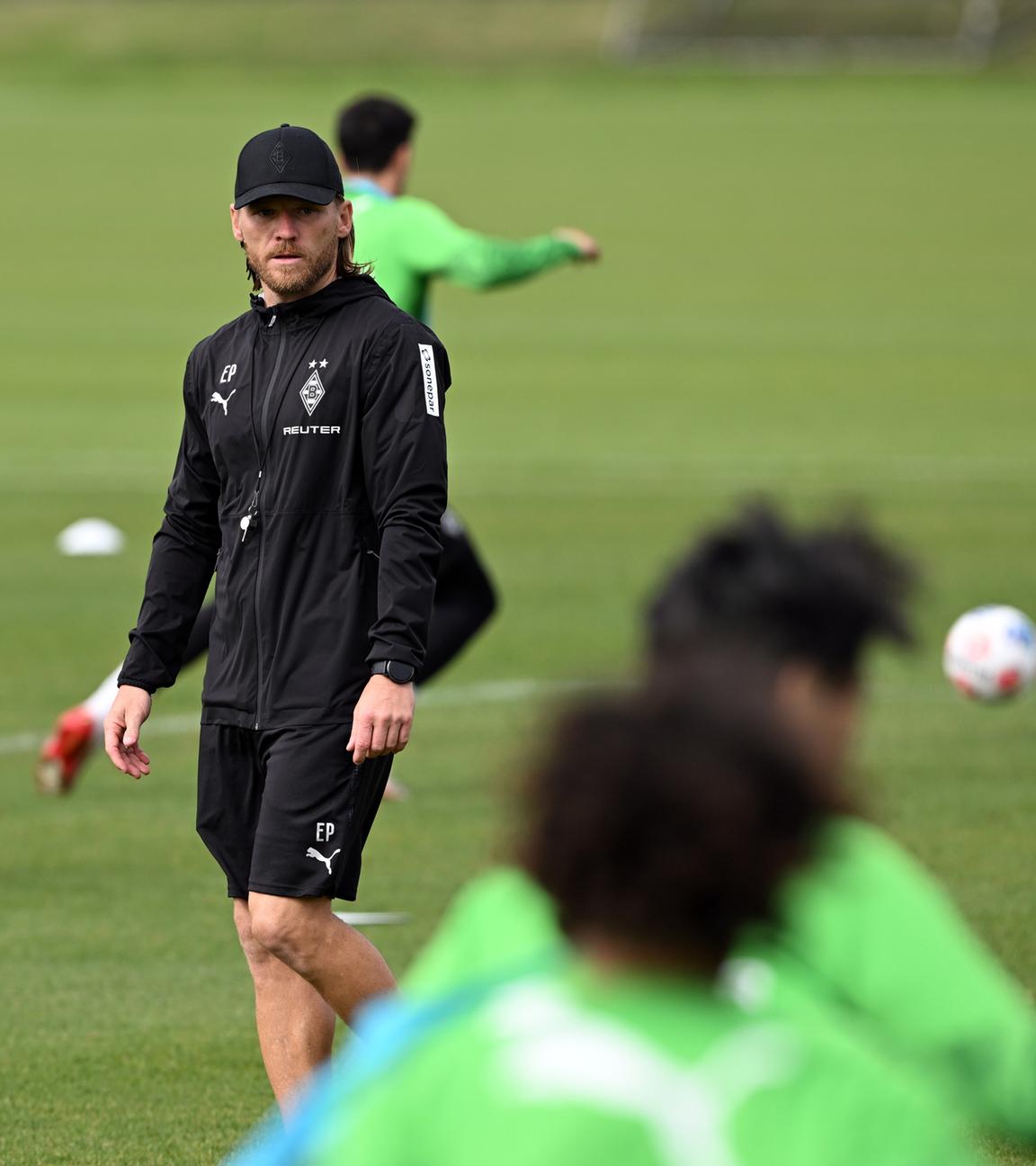 Gladbachs neuer Trainer, Eugen Polanski, leitet das Training seiner Mannschaft am 17.09.2025 in Mönchengladbach.