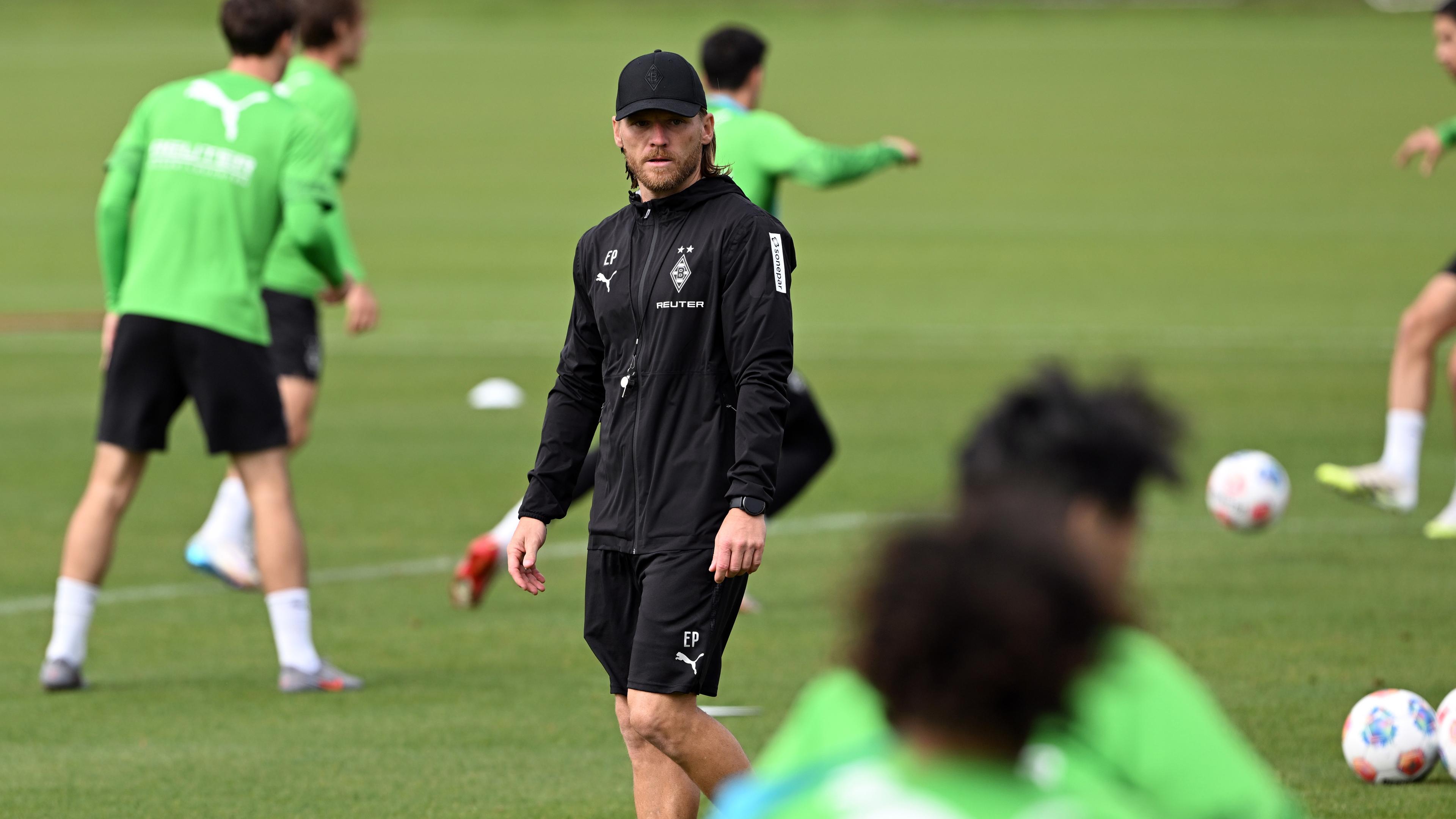 Gladbachs neuer Trainer, Eugen Polanski, leitet das Training seiner Mannschaft am 17.09.2025 in Mönchengladbach.