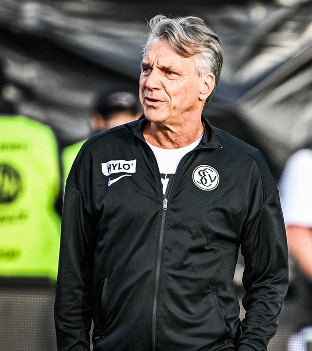 Fußballtrainer Horst Steffen an der Seitenline für seinen ehemaligen Verein SV Elversberg