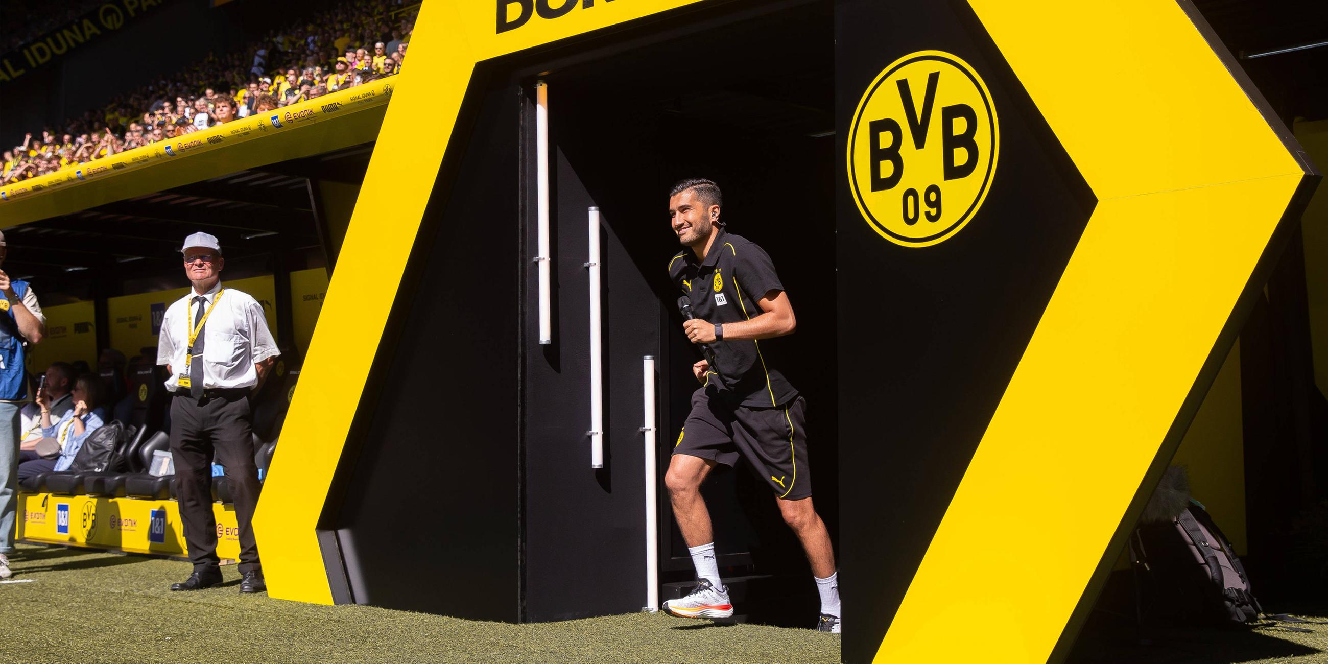 Trainer Nuri Sahin (Borussia Dortmund) schaut waehrend des Freundschaftsspiels zwischen Borussia Dortmund und Aston Villa im Signal-Iduna-Park am 10. August 2024 in Dortmund