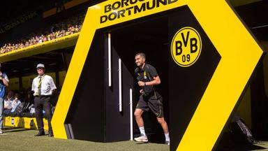 Trainer Nuri Sahin (Borussia Dortmund) schaut waehrend des Freundschaftsspiels zwischen Borussia Dortmund und Aston Villa im Signal-Iduna-Park am 10. August 2024 in Dortmund