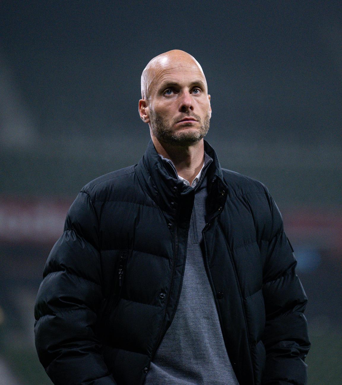 Trainer Paul Simonis vom VfL Wolfsburg am 07.11.2025 im Spiel gegen SV Werder Bremen.