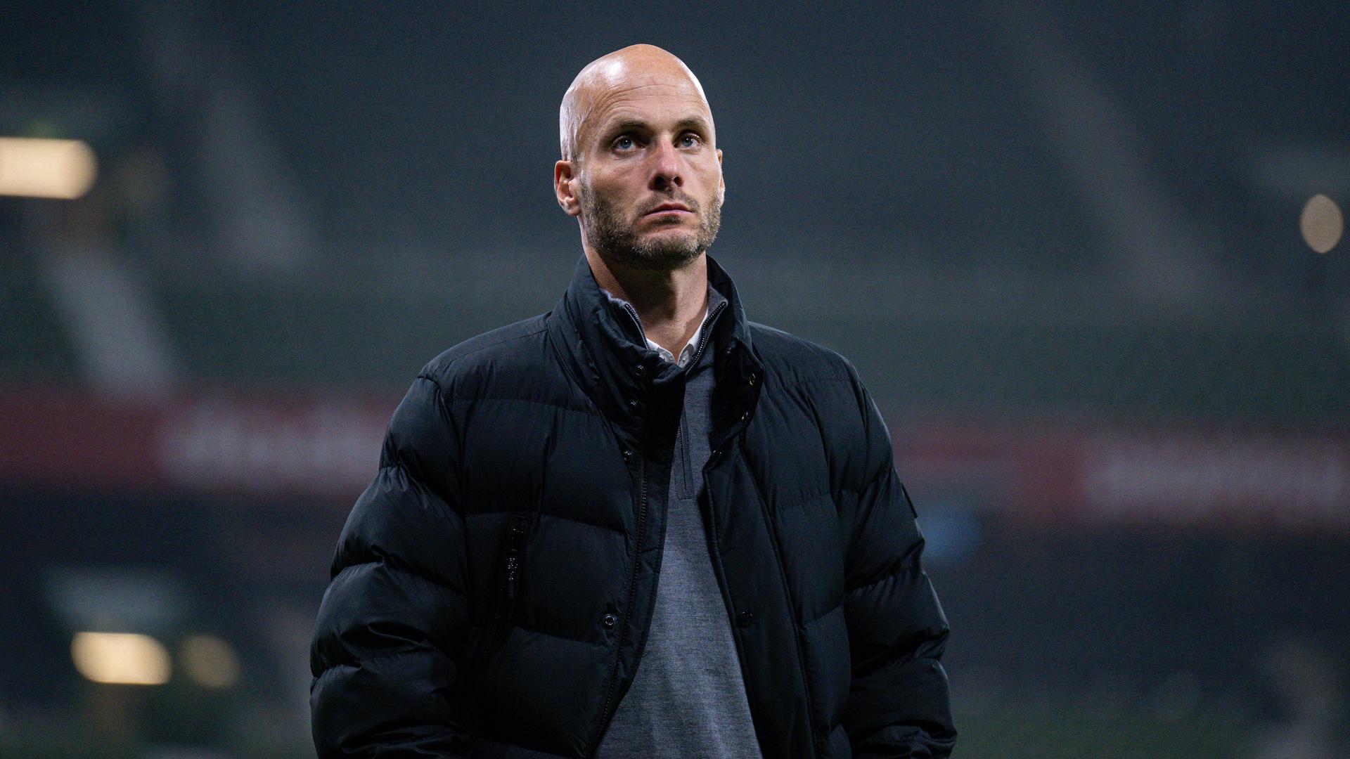 Trainer Paul Simonis vom VfL Wolfsburg am 07.11.2025 im Spiel gegen SV Werder Bremen.