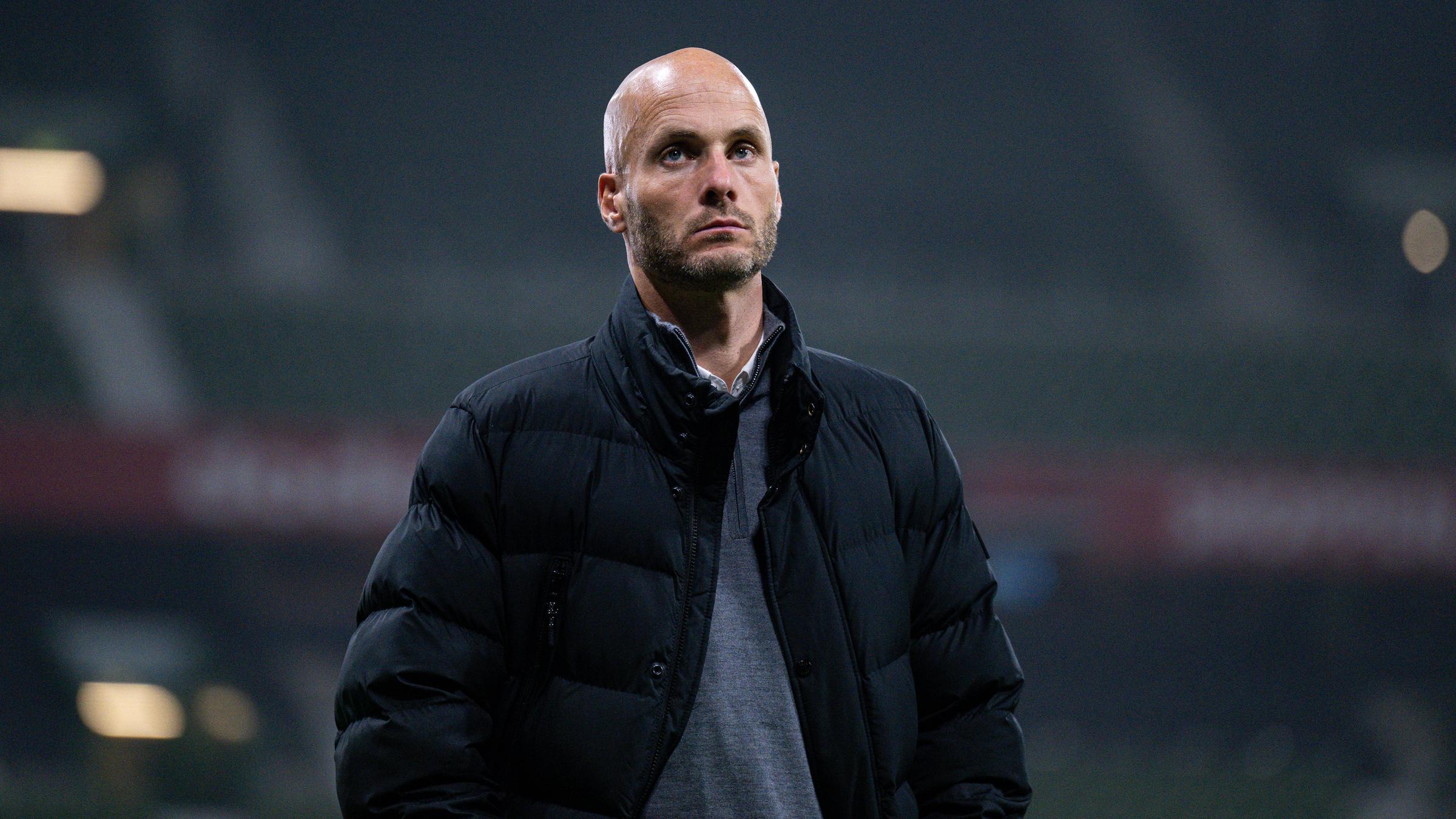 Trainer Paul Simonis vom VfL Wolfsburg am 07.11.2025 im Spiel gegen SV Werder Bremen.