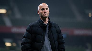 Trainer Paul Simonis vom VfL Wolfsburg am 07.11.2025 im Spiel gegen SV Werder Bremen.